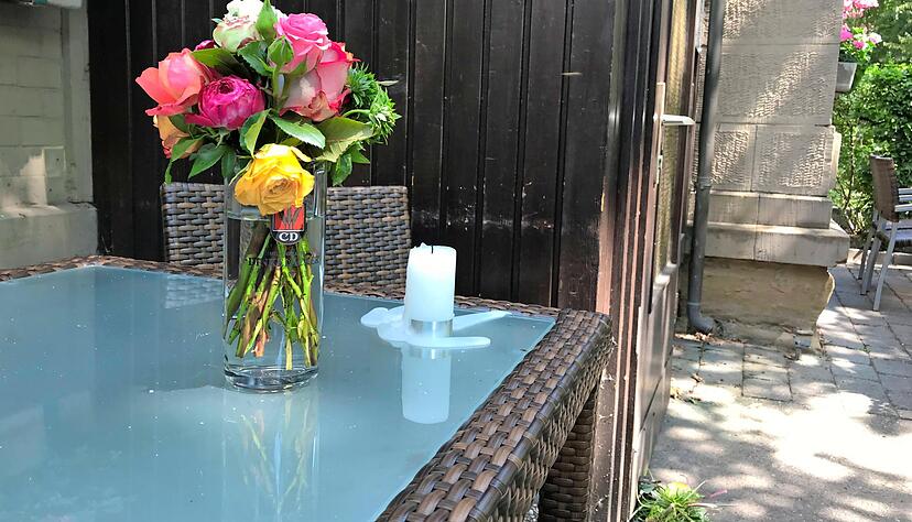 Blumen im Bierkrug an der Wollhausstraße 111: Am Freitag kamen Bekannte und Gäste am Lokal Kernerhöhe vorbei und legten Blumen und Kerzen nieder. Blumen im Bierkrug an der Wollhausstraße 111: Am Freitag kamen Bekannte und Gäste am Lokal Kernerhöhe vorbei und legten Blumen und Kerzen nieder.