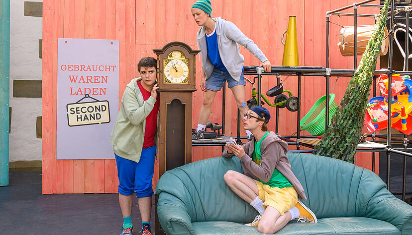 Liefert die alte Standuhr den entscheidenden Hinweis auf den versteckten Schatz? Justus, Peter und Bob (Rouven Honnef, Lina Hoppe und Lukas Dittmer) wollen es wissen.