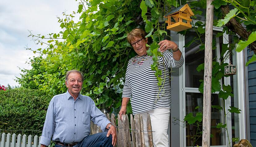 Willi und Gudrun Brod sind beide mit dem Weinbau groß geworden. Noch heute legen sie, so gut es geht, in den Weinbergen Hand an. Für sie bedeute das weniger Pflicht denn Freude, sagen die alteingesessene Ilsfelder Eheleute.
Foto: Christiana Kunz