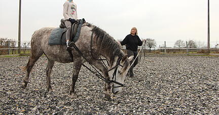 Grundausstattung für 100 Euro und schon geht´s los: Kinder reiten gerne.  Foto: dpa
