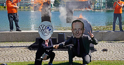 05.09.2023, Bayern, M&uuml;nchen: Aktivisten von attac verbrennen am Rande der Auto- und Verkehrsmesse IAA einen Pappaufsteller der Zahl 1,5 f&uuml;r das angestrebte Klimaziel, w&auml;hrend ein Aktivist eine Maske mit dem Abbild von V. Wissing (FDP), Bundesminister f&uuml;r Digitales und Verkehr, tr&auml;gt. Die Internationale Automobil-Ausstellung IAA Mobility 2023 findet vom 05. bis 10. September in M&uuml;nchen statt. Foto: Uwe Lein/dpa +++ dpa-Bildfunk +++