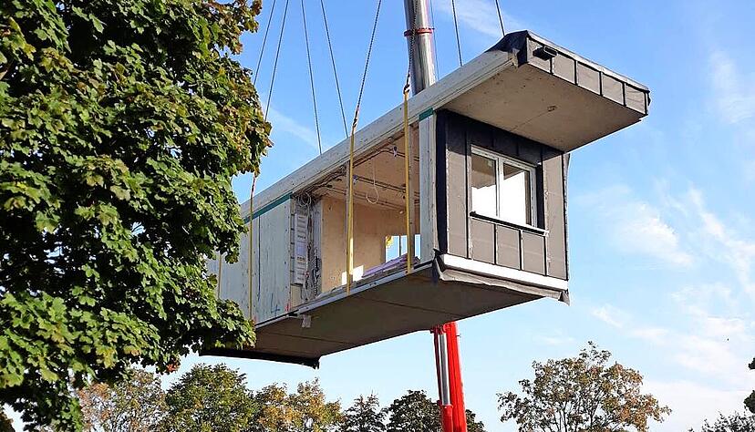 Die Module f&uuml;r die neue Kinderkrippe auf der Giebelheide werden am vergangenen Mittwoch per Kran an ihren Platz bef&ouml;rdert.
Foto: privat