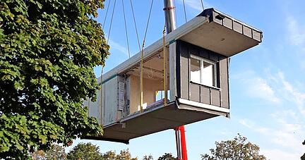 Die Module f&uuml;r die neue Kinderkrippe auf der Giebelheide werden am vergangenen Mittwoch per Kran an ihren Platz bef&ouml;rdert.
Foto: privat