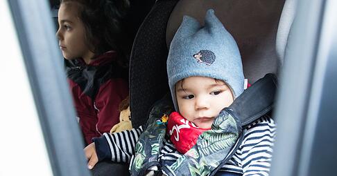 Kindersicherheit im Auto beginnt mit dem passenden Sitz und der richtigen Befestigung.