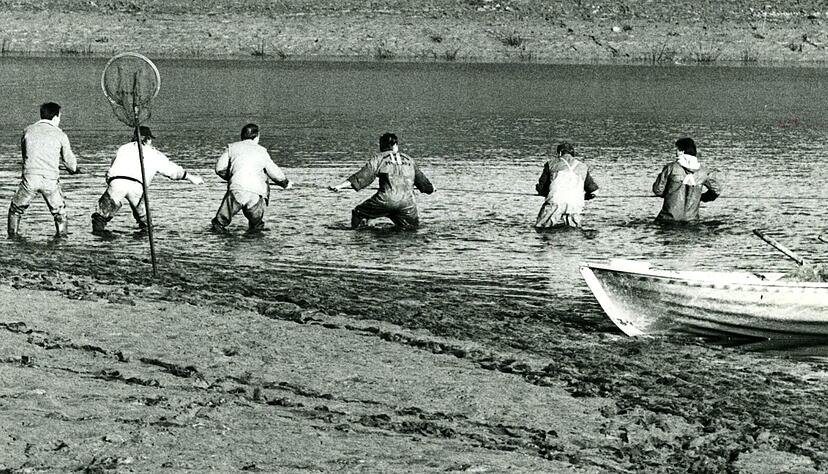 Bis zu 30 Mann quälten sich Anfang Dezember 1995 im Restwasser und im schlammigen Untergrund, das Schleppnetz mit den Fischen einzuholen.
Fotos: Archiv/Kugler, Kühleisen Bis zu 30 Mann quälten sich Anfang Dezember 1995 im Restwasser und im schlammigen Untergrund, das Schleppnetz mit den Fischen einzuholen.
Fotos: Archiv/Kugler, Kühleisen