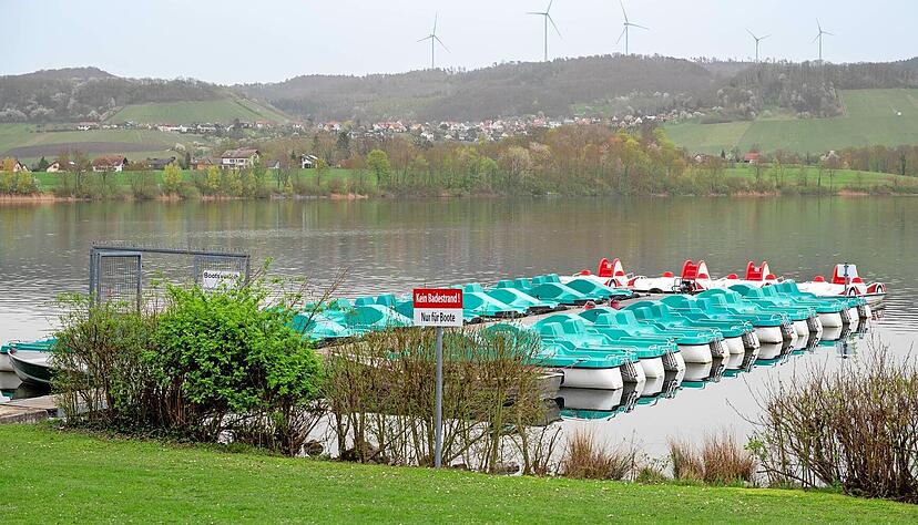 Die Vorbereitungen für die Saison sind größtenteils getroffen. Die Flotte der grünen Tretboote ist bereits zu Wasser gelassen und wartet auf Badegäste, die nicht nur im, sondern auch auf dem Breitenauer See verweilen wollen.
Fotos: Christiana Kunz