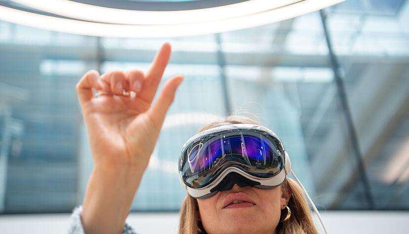 Das ist die wichtigste Geste bei der Nutzung der Vision Pro: Daumen und Zeigefinger zusammenbringen. Das hat den Effekt eines Mausklicks.