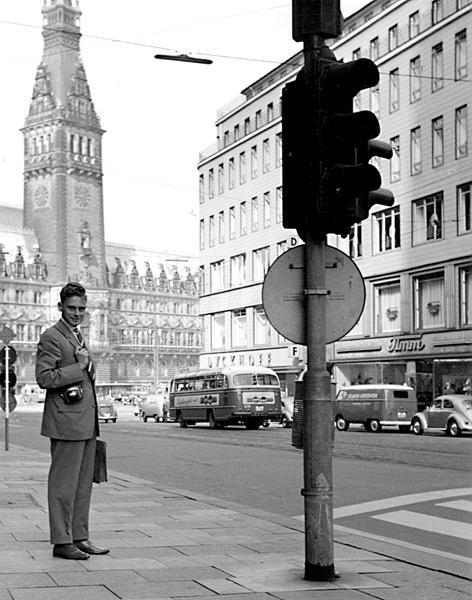 1960. Reinhold Würth auf einer Außendienstreise in Hamburg. 1960. Reinhold Würth auf einer Außendienstreise in Hamburg.