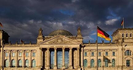 Dunkle Wolken ziehen über das Reichstagsgebäude in Berlin.