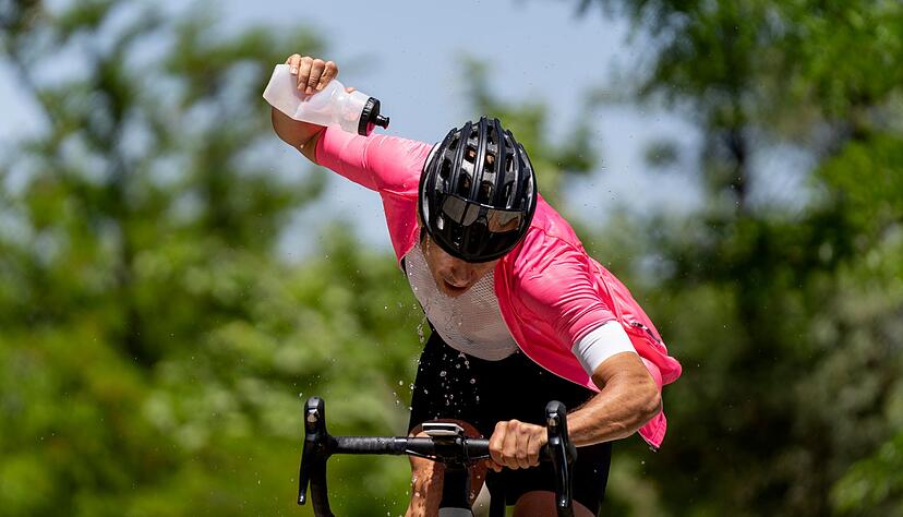 Sportarten wie Radfahren, Joggen oder Fußball sind an heißen Tagen eine besondere Belastung für den Körper - auch, weil man dabei oft der prallen Sonne ausgesetzt ist. Sportarten wie Radfahren, Joggen oder Fußball sind an heißen Tagen eine besondere Belastung für den Körper - auch, weil man dabei oft der prallen Sonne ausgesetzt ist.