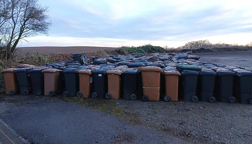 Auf dem H&auml;ckselplatz in Bad Rappenau-Babstadt sammeln sich alte Restm&uuml;ll- und Biom&uuml;lltonnen. Die alten Tonnen werden zu Granulat verarbeitet, aus dem teilweise wieder neue M&uuml;lltonnen werden.