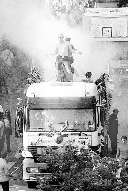 Elch voraus: Auf dem Truck des „Hartmanns“ tanzen die Raver ab. Die Plätze sind begehrt und meistens schon lange vergeben.