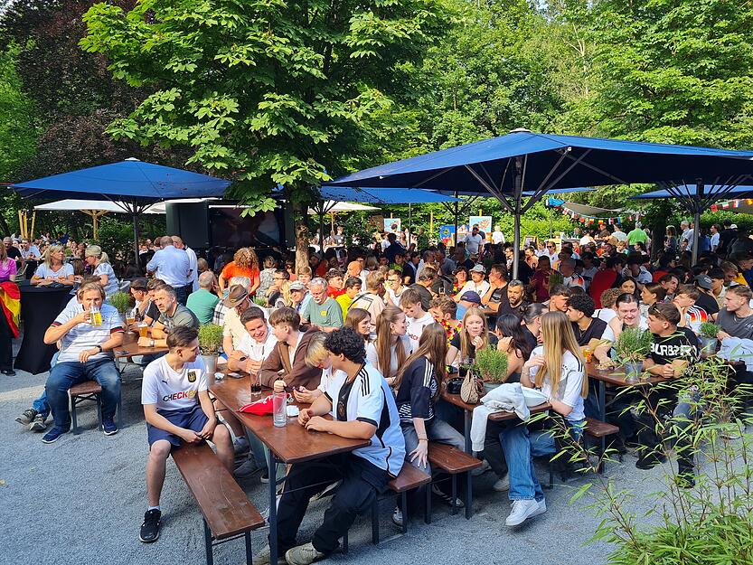 Fast alle Plätze im Trappensee-Biergarten sind belegt.