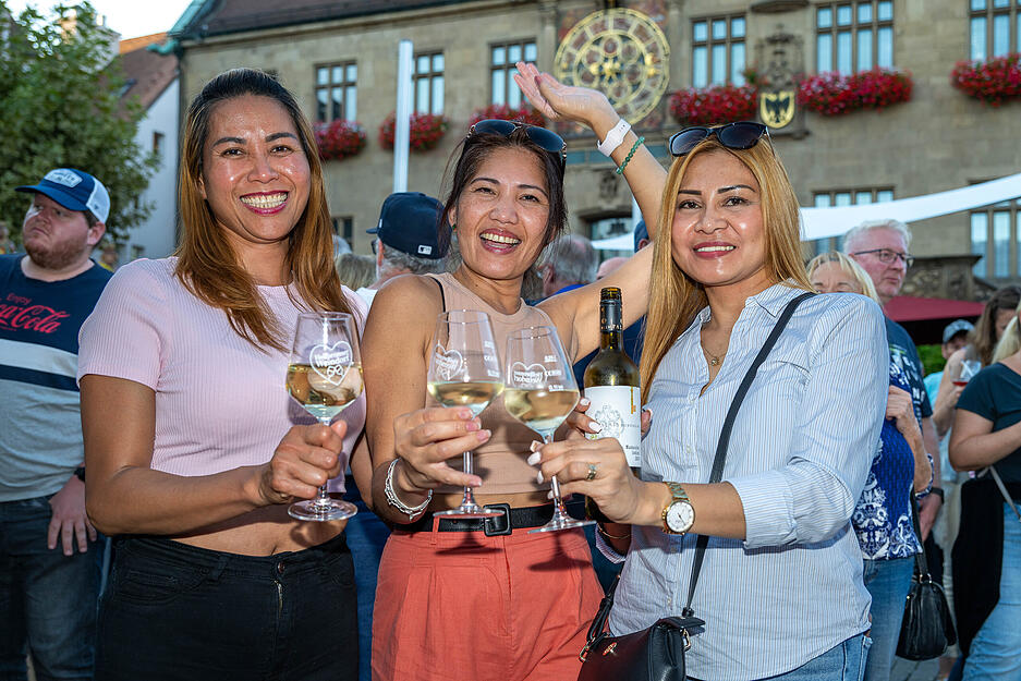 Besucher genießen Wein und Spätsommerflair beim Weindorf in Heilbronn.