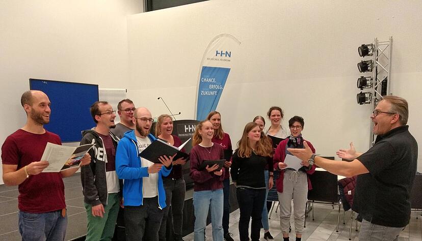 Leiter des Hochschulchors, Steffen Utech, mit seinen Musikern beim Proben.