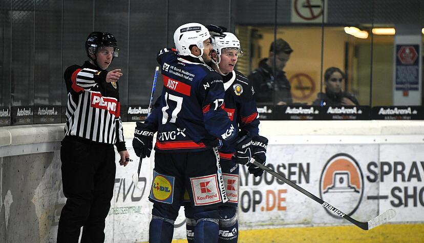 Robin Just bereitet im Spiel gegen Lindau vier Tore vor und bejubelt hier den Treffer von Calder Anderson.