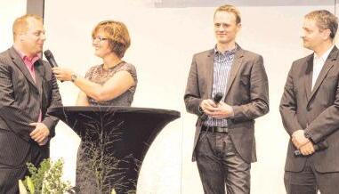 Martina Körber fragte die ehemaligen Auszubildenden Joachim Süpple, Stephan Franz und Torsten Specht (von links) nach ihrem Werdegang.Foto: Mario Berger Martina Körber fragte die ehemaligen Auszubildenden Joachim Süpple, Stephan Franz und Torsten Specht (von links) nach ihrem Werdegang.Foto: Mario Berger