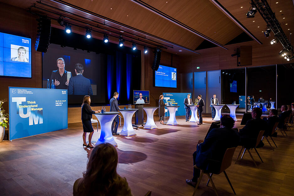 Podiumsdiskussion in der Aula des Bildungscampus unter Corona-Bedingungen
