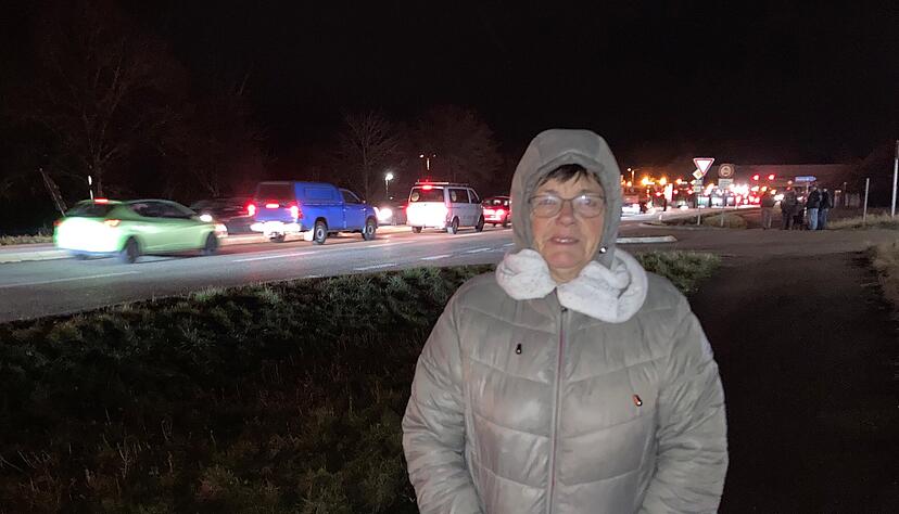 In Bad Rappenau: Heide Gaugler (72) aus Bonfeld schaut sich die Protestfahrt vom Straßenrand an. In Bad Rappenau: Heide Gaugler (72) aus Bonfeld schaut sich die Protestfahrt vom Straßenrand an.