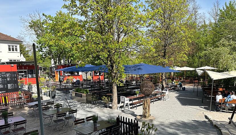 Der Biergarten am Trappensee ist gemütlicher geworden. Die neuen Betreiber haben die Bereiche stärker voneinander abgegrenzt, mehr Pflanzen aufgestellt und neue Schirme platziert. Der Biergarten am Trappensee ist gemütlicher geworden. Die neuen Betreiber haben die Bereiche stärker voneinander abgegrenzt, mehr Pflanzen aufgestellt und neue Schirme platziert.