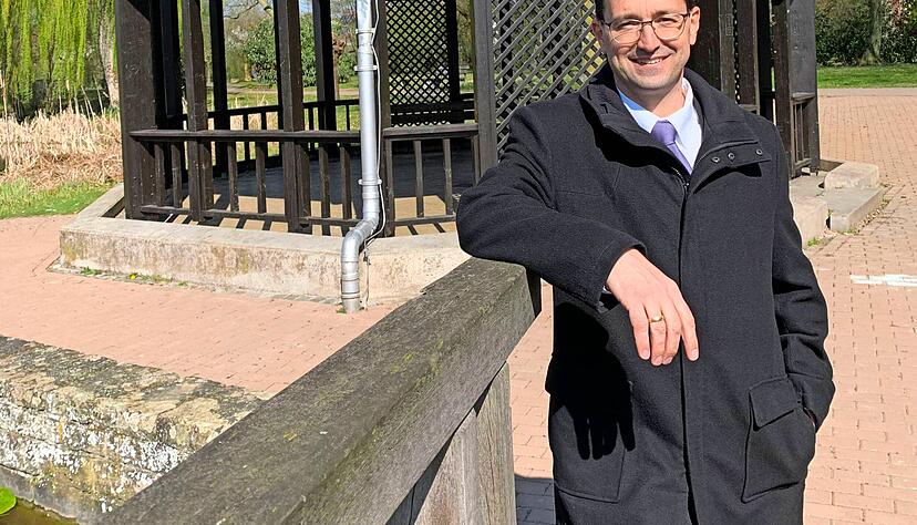 Timo Wolf, B&uuml;rgermeister von Gemmingen, an einem seiner Lieblingspl&auml;tze: dem Schlosspark im Kernort. D&uuml;rfte er einen Lieblingsplatz in Stebbach aussuchen, w&uuml;rde er das Landschaftsschutzgebiet Schomberg-Streichenberg w&auml;hlen.
Foto: Plapp-Schirmer