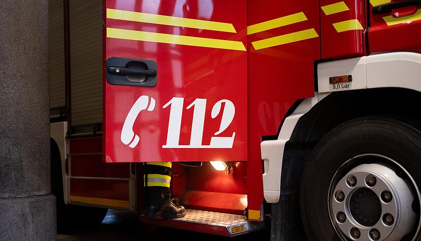 Die Feuerwehr r&uuml;ckte aus, um ein brennendes Auto zu l&ouml;schen. (Symbolbild)