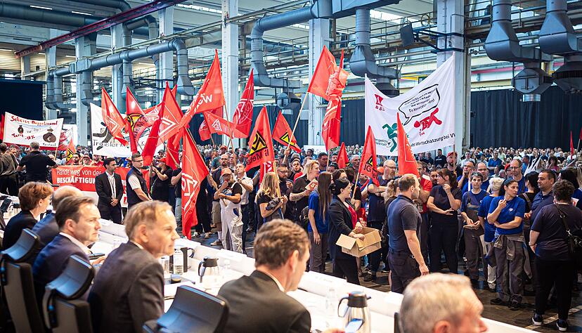 Auf der Betriebsversammlung in Wolfsburg begrüßen Mitarbeiter den Vorstand mit scharfem Protest gegen die jüngsten Sparpläne. Auf der Betriebsversammlung in Wolfsburg begrüßen Mitarbeiter den Vorstand mit scharfem Protest gegen die jüngsten Sparpläne.
