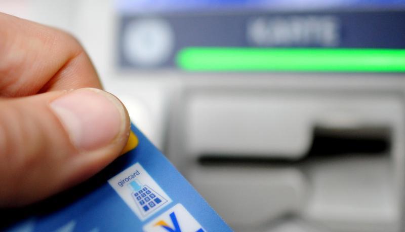 Seit dem 19. Juni hat in Deutschland jeder Bürger das Recht auf ein Girokonto. Foto: Angelika Warmuth Seit dem 19. Juni hat in Deutschland jeder Bürger das Recht auf ein Girokonto. Foto: Angelika Warmuth