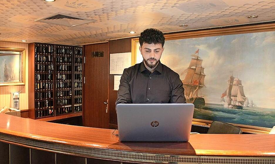 Ein Flusskreuzfahrtschiff wird zur Flüchtlingsunterkunft – Einblicke ins Innere Ein Flusskreuzfahrtschiff wird zur Flüchtlingsunterkunft – Einblicke ins Innere