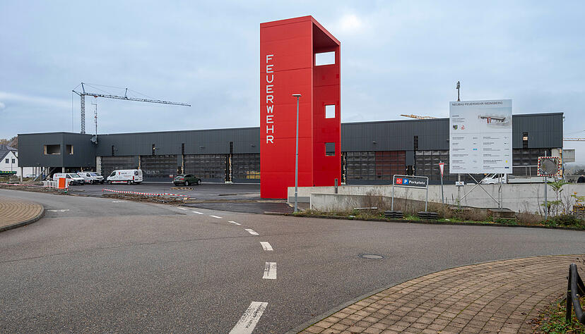 Optischer Hingucker und Markenzeichen der Feuerwehr: Der &Uuml;bungsturm in "Spitz&auml;cker" in Weinsberg ist inzwischen gestrichen. Er bildet einen Kontrast zur anthrazitfarbenen Fassade des neuen Feuerwehrhauses.