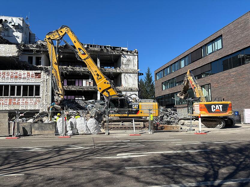 Der Abriss hat begonnen: Bald soll am Bildungscampus an der Ecke Schaeuffelenstraße und Mannheimer Straße ein markantes Gebäude entstehen.