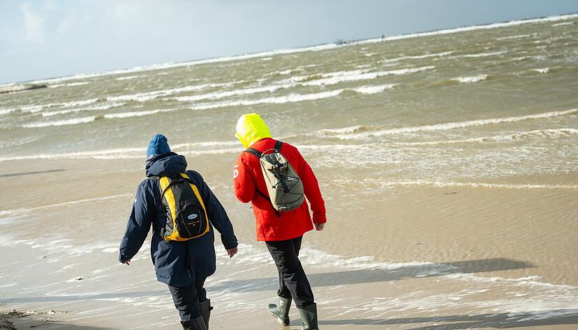 Wetterfeste Kleidung ist beim Spaziergang an der Nordsee in den nächsten Tagen ein Muss. (Archivfoto)
