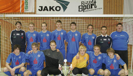 A-Junioren der Sportfreunde Schw&auml;bisch Hall: Von links: Stehend: Cotrainer Ralph Sch&ouml;flin, Marcel Retter, Michael Lieb, Lukas Wagner, Andreas Drechsler, Adam Wilczynski, Trainer Thorsten Schift, Betreuer J&ouml;rg Hildebrand. Sitzend: Siegfried Waldb&uuml;&szlig;er, Steffen S&ouml;llner, Michael Sch&auml;fer, Clemens Roeder, Timo H&auml;rpfer, Andr&eacute; Ostermaier.