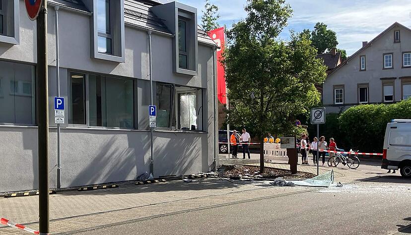 Geldautomaten-Sprengung in Schwaigern: Betroffen ist die Sparkassen-Filiale in der Silcherstraße. Geldautomaten-Sprengung in Schwaigern: Betroffen ist die Sparkassen-Filiale in der Silcherstraße.