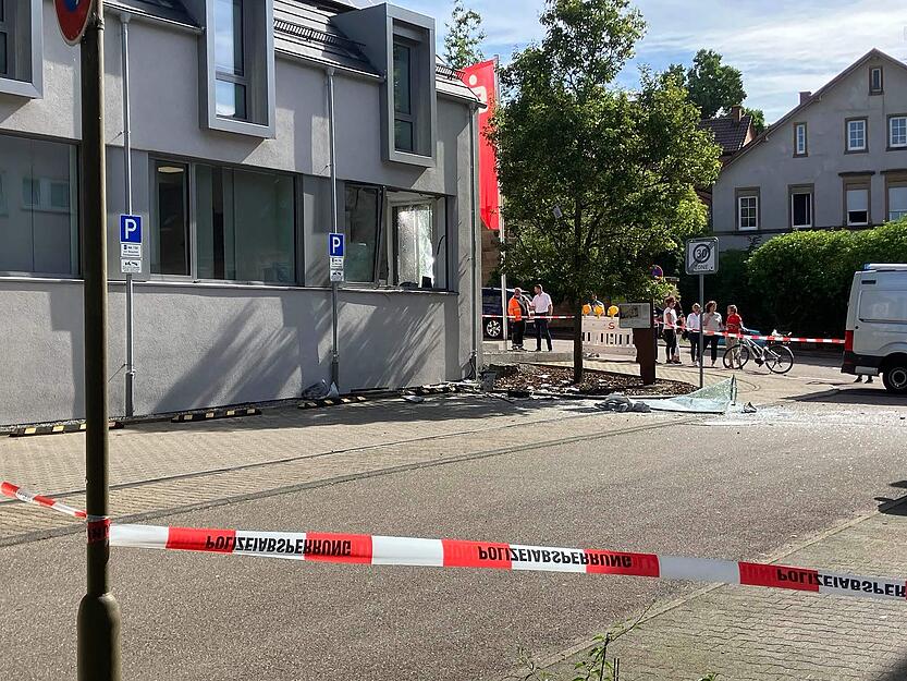 Geldautomaten-Sprengung in Schwaigern: Betroffen ist die Sparkassen-Filiale in der Silcherstraße. Geldautomaten-Sprengung in Schwaigern: Betroffen ist die Sparkassen-Filiale in der Silcherstraße.