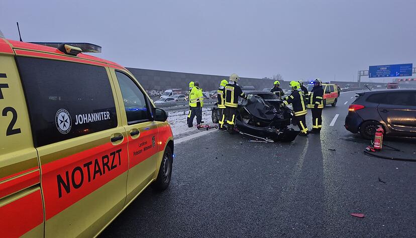 Auf der A10 krachten am Donnerstag zahlreiche Autos auf spiegelglatter Fahrbahn zusammen. Es gab viele Verletzte. Auf der A10 krachten am Donnerstag zahlreiche Autos auf spiegelglatter Fahrbahn zusammen. Es gab viele Verletzte.