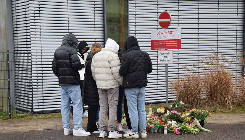 Am Tag nach der tödlichen Attacke auf ein Mädchen, trauert die Schulgemeinde. Blumen und Kerzen liegen auf dem Boden.
