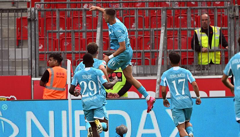 Hoffenheim jubelt &uuml;ber das Tor zum 2:1.