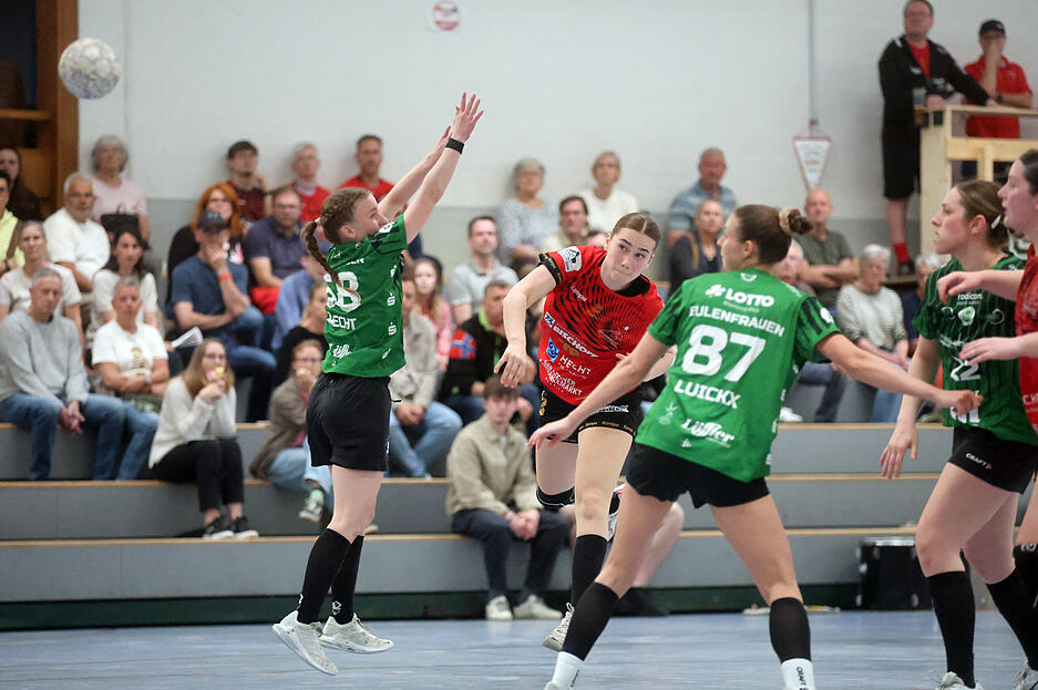 Handball 3. Liga Frauen, SG Schozach-Bottwartal gegen TSG Friesenheim, Aylin Bornhardt beim Wurf.
