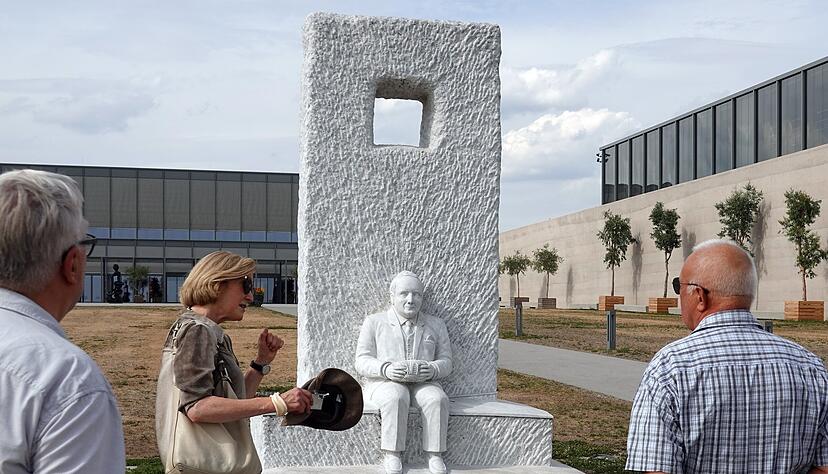 Beate Elser erl&auml;utert die Skulptur 360 Grad mit Reinhold W&uuml;rth in Marmor vor dem Museum W&uuml;rth 2.