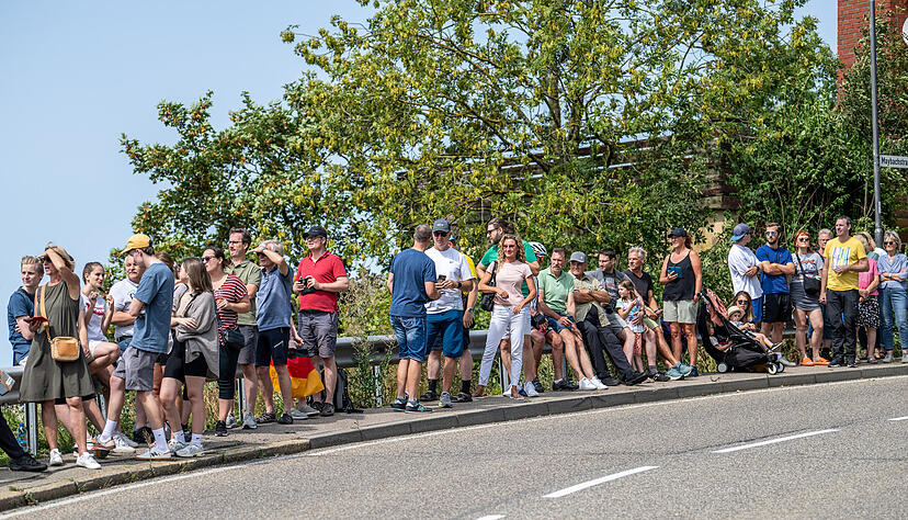 Zahlreiche Radsportfans haben sich bei der zweiten Etappe der Deutschland-Tour an der Strecke in Löwenstein versammelt. Zahlreiche Radsportfans haben sich bei der zweiten Etappe der Deutschland-Tour an der Strecke in Löwenstein versammelt.
