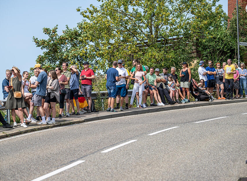 Zahlreiche Radsportfans haben sich bei der zweiten Etappe der Deutschland-Tour an der Strecke in Löwenstein versammelt. Zahlreiche Radsportfans haben sich bei der zweiten Etappe der Deutschland-Tour an der Strecke in Löwenstein versammelt.