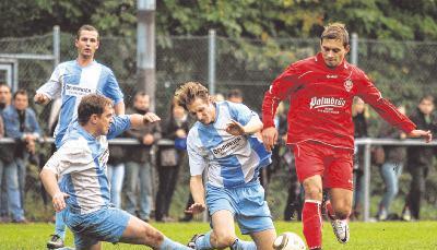 Kampfspiel: Die Kirchardter Benjamin Dietz (links) und Carsten Kuhn gegen den Eppinger Christian Auer. Foto: Alexander Bertok