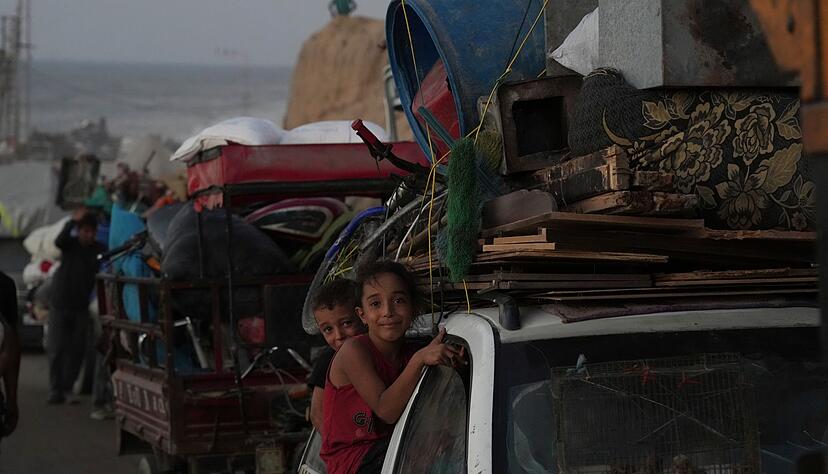 Es sind nur etwa 30 Kilometer von der Stadt Gaza bis in die s&uuml;dliche sogenannte humanit&auml;re Zone. Aber f&uuml;r Hunderttausende, die mitten im Krieg &uuml;ber eine chronisch verstopfte K&uuml;stenstra&szlig;e vor israelischen Bomben zu fliehen versuchen, ist es eine qualvolle Fahrt ins Ungewisse.