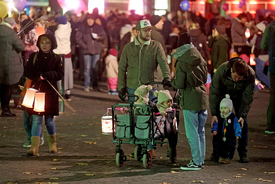 Familien genießen den traditionellen Laternenlauf durch die Heilbronner Innenstadt. Familien genießen den traditionellen Laternenlauf durch die Heilbronner Innenstadt.
