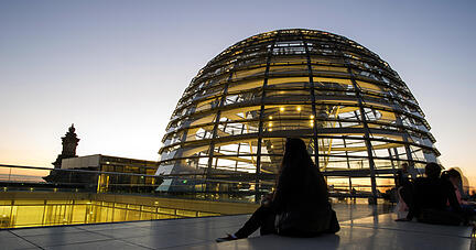 Im Abendlicht steht in Berlin die beleuchtete Kuppel des Reichstags. Foto: Paul Zinken/dpa Im Abendlicht steht in Berlin die beleuchtete Kuppel des Reichstags. Foto: Paul Zinken/dpa