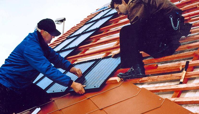 Solarzellen, die vor 20 Jahren montiert wurden, m&uuml;ssen nun m&ouml;glicherweise wieder abgebaut werden. Denn sollte der Entwurf f&uuml;r das neue Erneuerbare Energien Gesetz ratifiziert werden, lohnen sich m&ouml;glicherweise weder Einspeisung noch Eigenverbrauch.
dpa