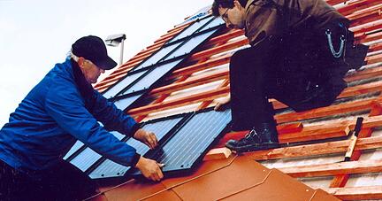 Solarzellen, die vor 20 Jahren montiert wurden, m&uuml;ssen nun m&ouml;glicherweise wieder abgebaut werden. Denn sollte der Entwurf f&uuml;r das neue Erneuerbare Energien Gesetz ratifiziert werden, lohnen sich m&ouml;glicherweise weder Einspeisung noch Eigenverbrauch.
dpa