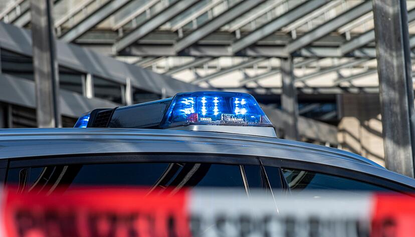 Ein Polizei-Blaulicht leuchtet über einem Absperrband mit der Aufschrift «Polizeiabsperrung». Ein Polizei-Blaulicht leuchtet über einem Absperrband mit der Aufschrift «Polizeiabsperrung».