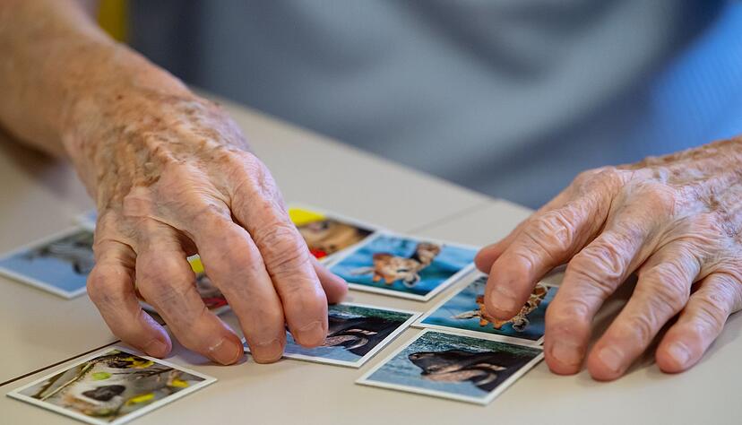 Lecanemab und Donanemab sollen bei Alzheimer im frühen Stadium den kognitiven Abbau etwas verlangsamen. (Archivbild)